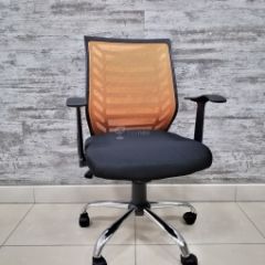 Кресло Barneo K-138 для персонала (черная ткань оранжевая сетка) в Копейске - kopejsk.mebel24.online | фото
